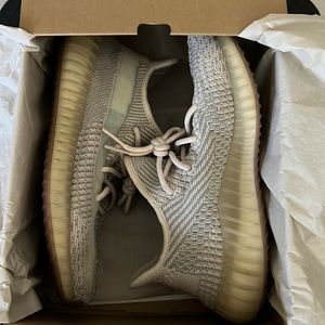 Barely used MEN’s Yeezy 350 Boost V2 Citrin in size 9.5